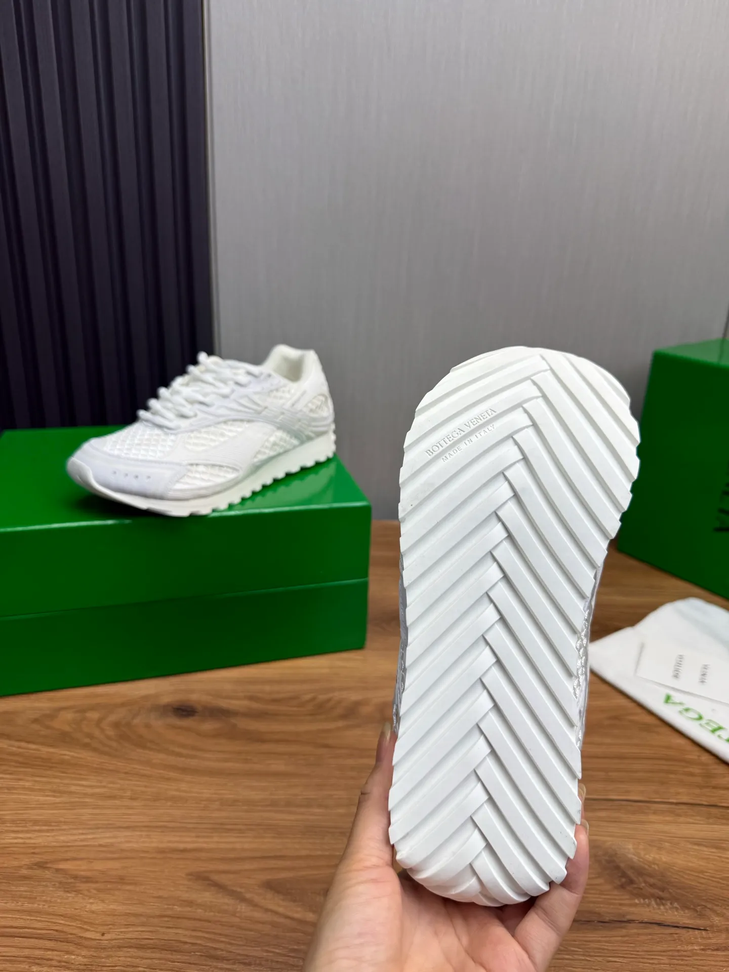 Men's men's shoes 💰620💰 BV top version 𝘽𝙊𝙏𝙏𝙀𝙂𝘼 𝙑𝙀𝙉𝙀𝙏𝘼 Orbit sneakers Wang Yibo same style couple style dad shoes 🩷💚 Runner sneakers, made of lightweight technical mesh fabric. Features a geometric patterned rubber outsole. Pay attention to the package craftsmanship ❕ High version shipping ❗️ Very nice, durable to play with and durable to make ✔️ Standard version 💯💯 The outsole is made of color-blocked TPU outsole. Women’s model 35-41 (40 41 customized) Men’s model 39-46 (45.46 customized) Equipped with original packaging
